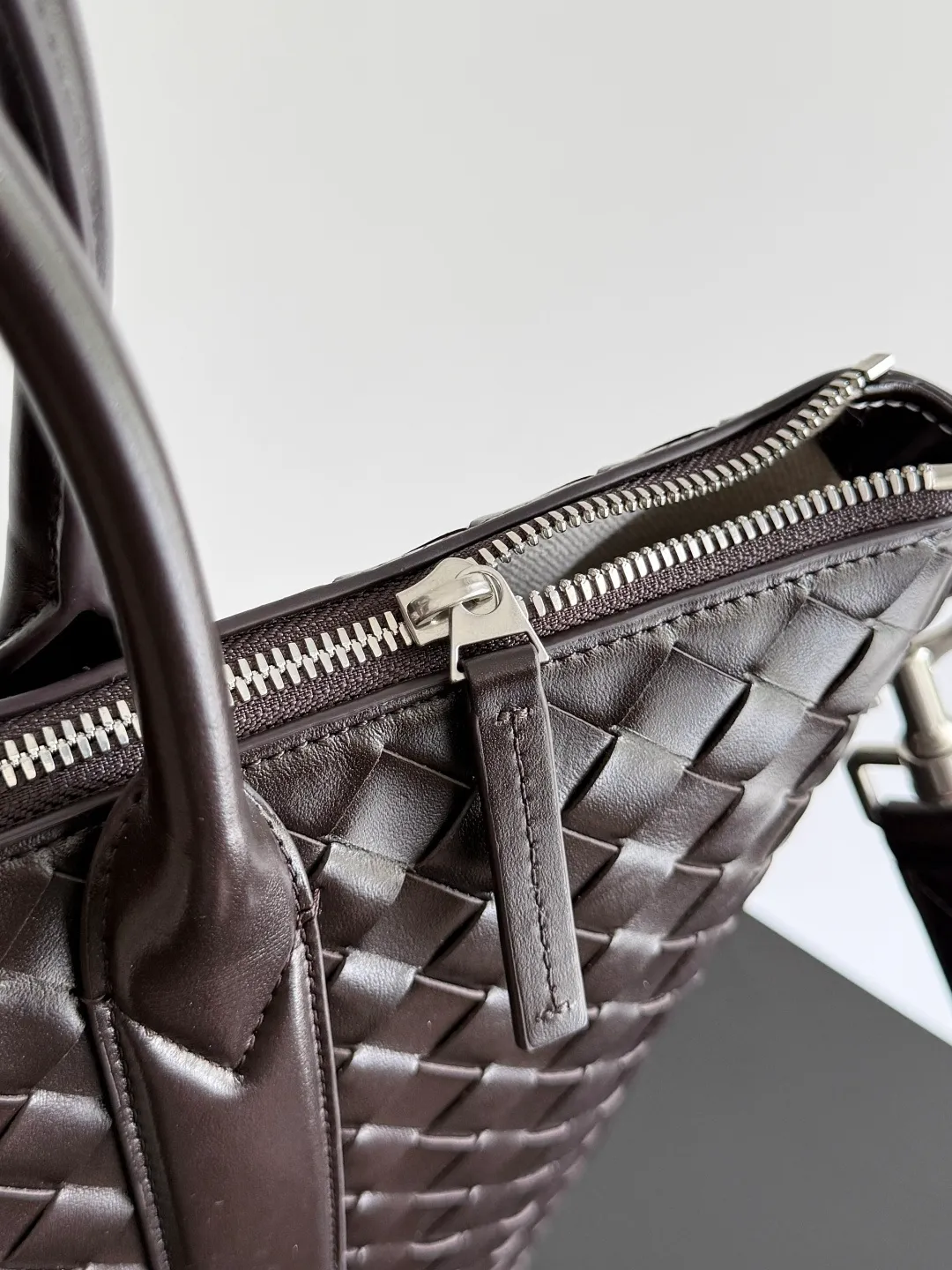 Batch 2520 BOTTEGA VENETA Bottega Veneta's 2025 new men's Intrecciato woven soft briefcase, the advanced version of the briefcase is officially launched. The classic calfskin weave has a gentle and generous style, which not only reduces the seriousness of work but also reflects taste. The large-capacity design takes into account the need of many men to go out to work, reducing the trouble of carrying multiple bags when going out. Small items such as computers and pens are all stored at once. The bag body is equipped with detachable shoulder straps on both sides, so one bag can be carried multiple times, reducing the burden on shoulders. Style number: 815783 Size: 39*33.5*8.5cm